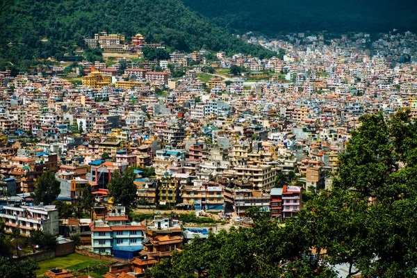 清晨时分加德满都与尼泊尔山区相对照的五彩斑斓的城市景观基础设施住房 — 图库照片