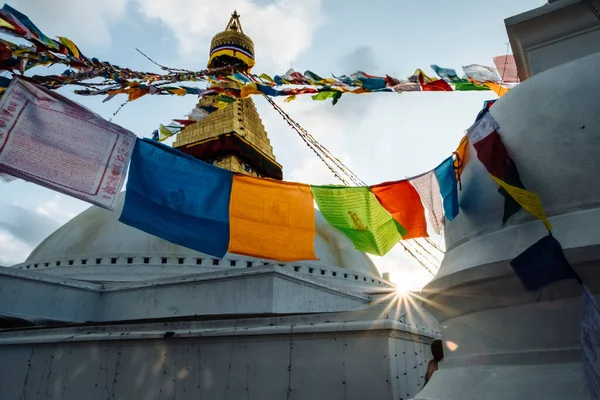 Bajo Ángulo Boudanath Stupa Contra Estrella Del Sol Banderas Oración — Foto de Stock