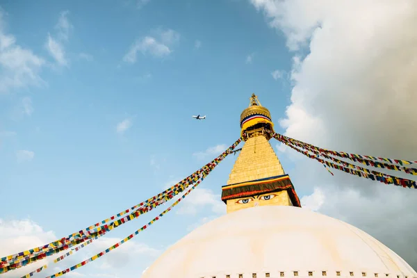 Avión Volando Por Encima Estupa Boudanath Mientras Acerca Tormenta Katmandú — Foto de Stock