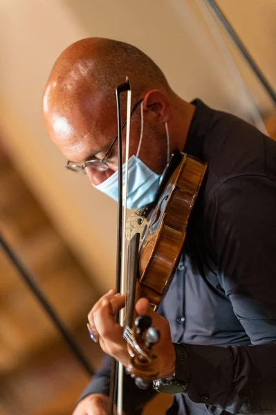 Скрипач Церкви Медицинской Маске Играет Скрипке — стоковое фото