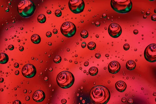 Una Rosa Roja Reflejada Unas Gotas Agua — Foto de Stock