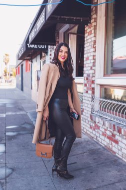 Restoranın önündeki kaldırımda yürüyen kadın..