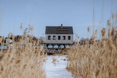 Kışın Portland 'ın dışındaki terk edilmiş bina.