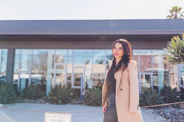 Φιλική Επιχειρηματίας Που Περπατάει Στο Δρόμο Φορώντας Ένα Καφέ Παλτό — Φωτογραφία Αρχείου