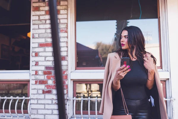 Γυναίκα Κοιτάζει Τηλέφωνό Της Στο Πεζοδρόμιο Μπροστά Από Εστιατόριο — Φωτογραφία Αρχείου