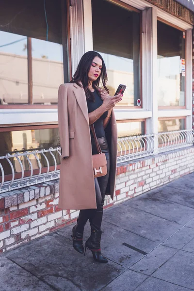 歩道で彼女の電話を見ているビジネスマンの女性 — ストック写真