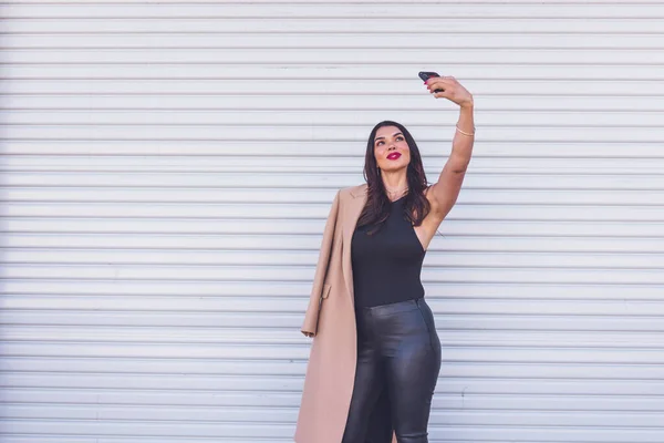 Mulher Tirando Uma Selfie Frente Uma Porta Garagem Branca — Fotografia de Stock