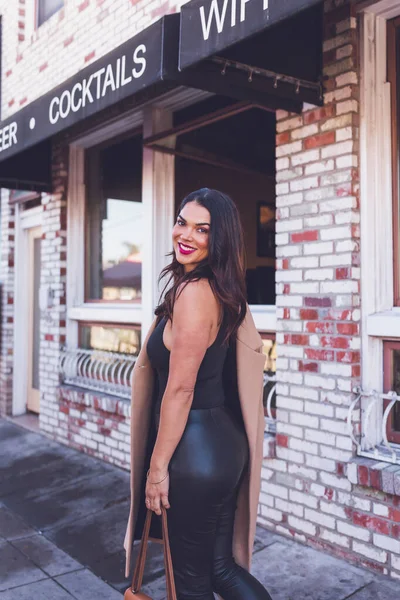 Sorrindo Mulher Andando Frente Restaurante Com Paredes Tijolo — Fotografia de Stock
