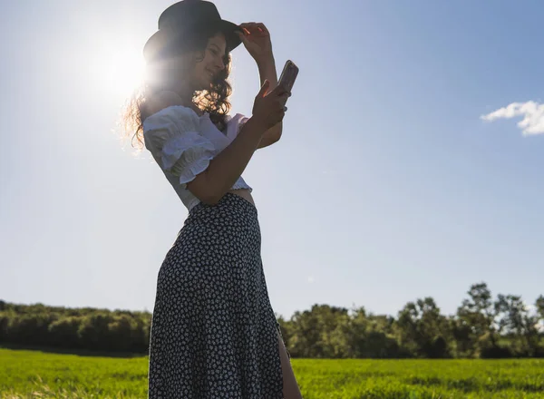 Жінка Капелюхом Мобільний Пшеничному Полі Проти Сонця — стокове фото