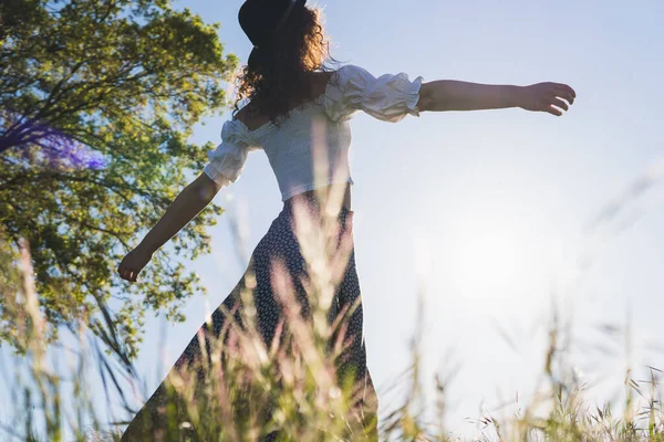 Жінка Капелюхом Пшеничному Полі Сонці — стокове фото