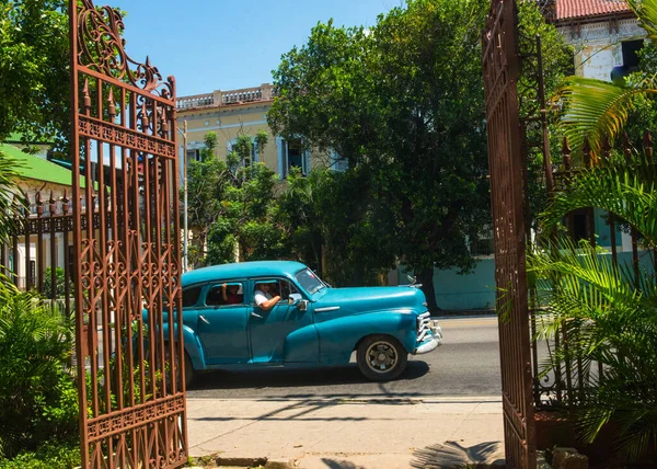 Havana Sokaklarında Klasik Araba Sürüyor — Stok fotoğraf