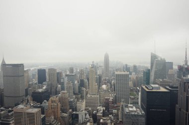 New York 'ta bulutlu bir havada yüksek gökdelenleri olan geniş bir metropol.