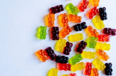 Açık arkaplanda jelibon renkli ayılar