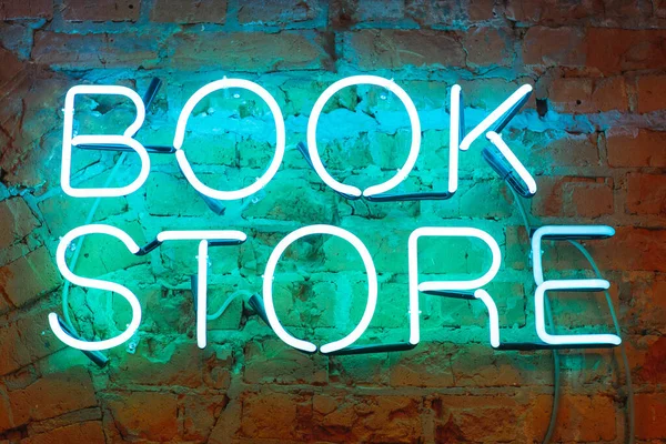 霓虹灯信 明亮的招牌书店墙上的砖墙特写 新的未来主义复古标志和书店的名称 软焦点 夜间摄影 — 图库照片