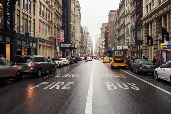 Perspectiva Concurrida Calle Ciudad Con Conducción Coches Modernos Entre Edificios — Foto de Stock