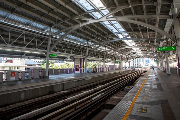 Seul Garde Sécurité Attend Prochain Train Sur Skytrain Déserté — Photo