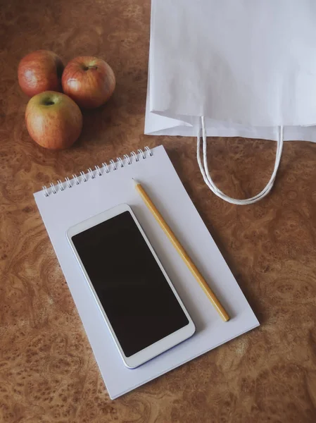 Concepto Compra Bolsa Papel Manzanas Teléfono Cuaderno Lápiz —  Fotos de Stock