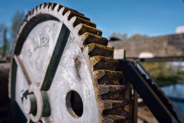 Grote Metalen Tandwielen Een Watersluis — Stockfoto