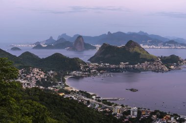 Rio de Janeiro, Brezilya 'da okyanus ve dağlarla güzel mavi saat gün doğumu