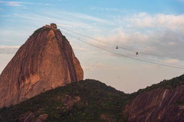 Rio de Janeiro, Brezilya 'daki Sugar Loaf Dağı' na güzel bir gün batımı manzarası