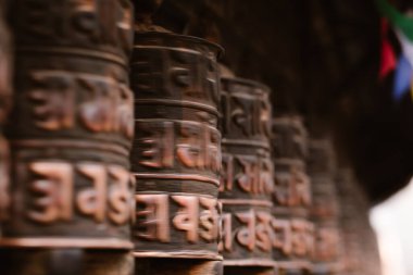 Budist dininin çarkıfeleği Katkmandu vadisinde bir tapınakta.