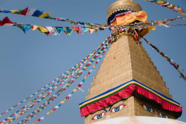 Nepal 'deki Katmandu Vadisi' ndeki Boudhanath Stupa 'da renkli bayraklar