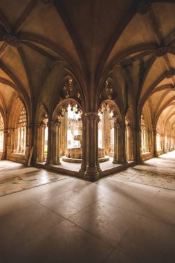 Eski bir manastırın kemer yolu. Batalha Manastırı Manastırı