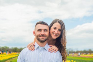 Lale çiftliğindeki mutlu nişanlı çift