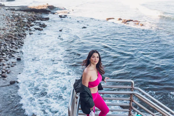 Brunette Woman Wearing Pink Going Stairs Get Beach — Stock Photo, Image