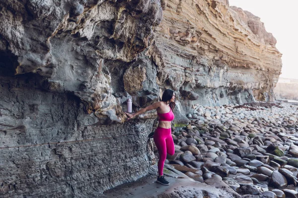 Женщина Горячей Розовой Спортивной Одежде Тренируясь Пляже Скалы — стоковое фото