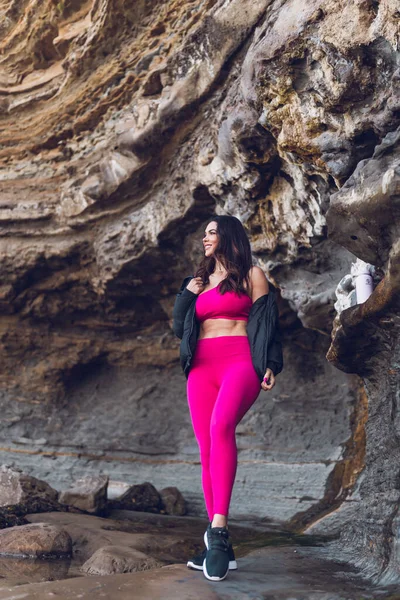 Mulher Vestindo Roupas Ginástica Rosa Quente Junto Falésias Praia — Fotografia de Stock