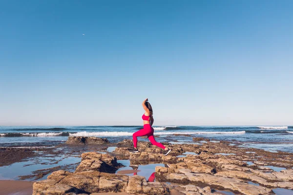 Plajda Egzersiz Yapan Seksi Pembe Spor Elbiseli Bir Kadın — Stok fotoğraf