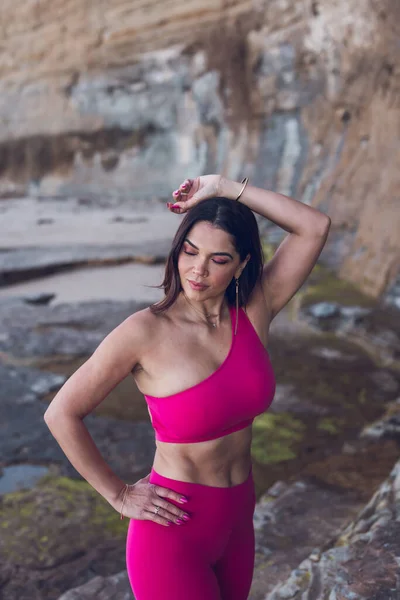 Woman Wearing Hot Pink Gym Clothes Posing Cliffs — Stock Photo, Image