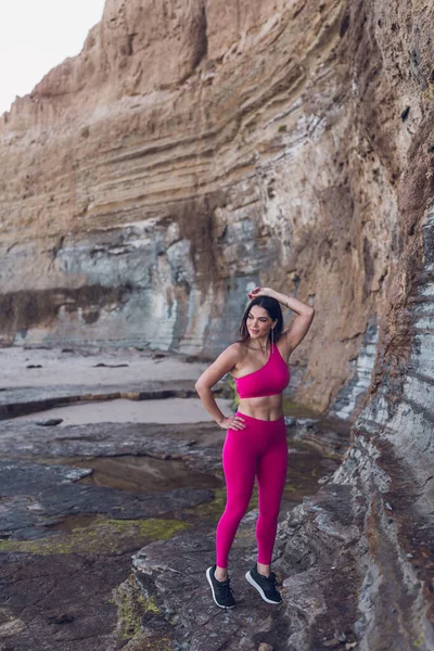 Mujer Vestida Con Ropa Gimnasio Rosa Caliente Posando Junto Los — Foto de Stock