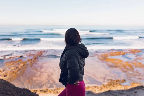 Kobieta Stroju Gimnastycznym Patrząca Ocean Klifów — Zdjęcie stockowe