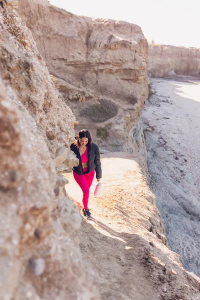 Mujer Vestida Con Ropa Gimnasio Caminando Por Los Acantilados Playa —  Fotos de Stock