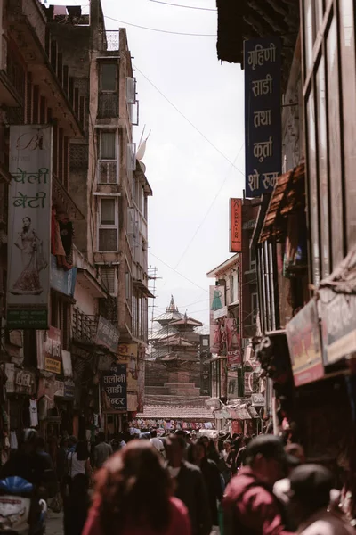 Kaotik Şehrin Arka Planında Tapınağı Olan Kalabalık Bir Cadde — Stok fotoğraf