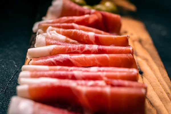 Jamon Serrano Crudo Fetas Sobre Madera — Fotografia de Stock