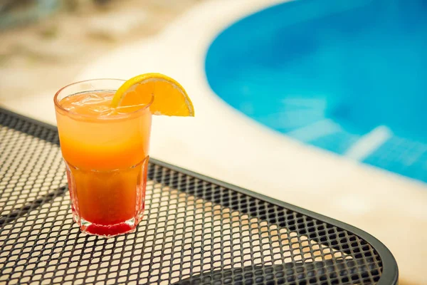 Coquetéis Tropicais Coloridos Bar Madeira Mixologia Férias Piscina — Fotografia de Stock