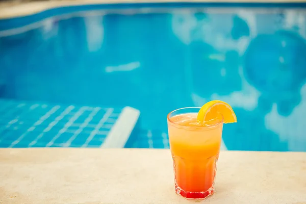 Colorful Tropical Cocktails Wooden Bar Mixology Pool Holiday — Stock Photo, Image