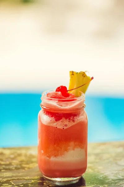 Colorful Tropical Cocktails Wooden Bar Mixology Pool Holiday — Stock Photo, Image