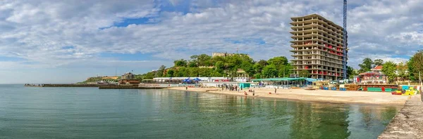 2021 在一个阳光明媚的夏日早晨 在乌克兰敖德萨的Zolotoy Bereg公共海滩上非法建造一座住宅 — 图库照片