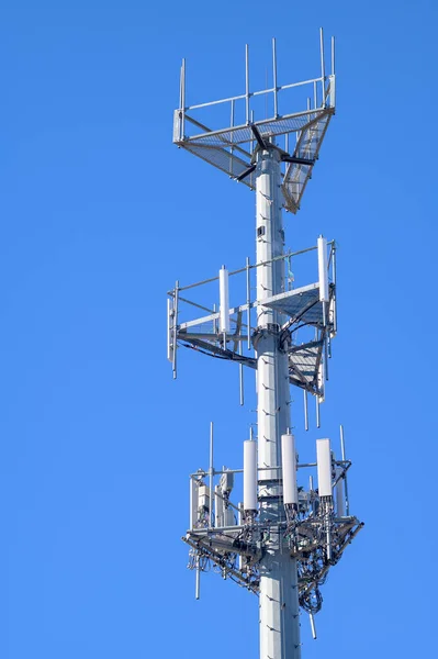 Telekommunikationstürme Mit Blauem Himmel — Stockfoto