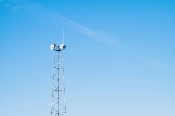 Telekomunikační Věže Modrou Oblohou — Stock fotografie