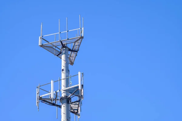 Telekommunikationstorn Med Blå Himmel — Stockfoto