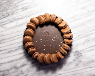 Koyu çikolatalı Ganache Makarnalı Tuzlu Karamelli Turta