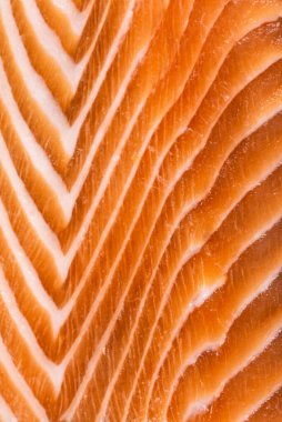 Suşi, balık, otlar, karides, sos, limon, tobiko havyarı.