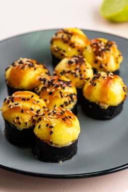 Klasik Japon suşisi üzerine üstten görüş