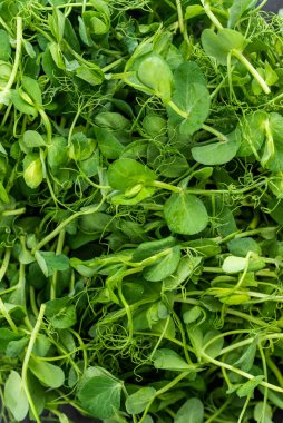 Suşi, balık, otlar, karides, sos, limon, tobiko havyarı.