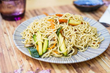 Japon erişteli bir restoran tabağı.